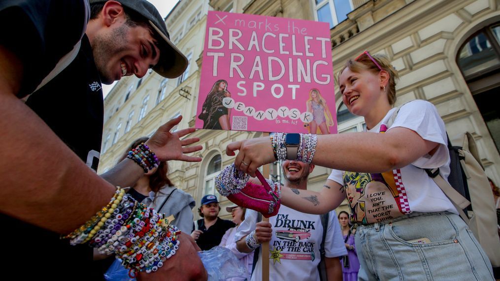 Swifties trade bracelets in the city centre in Vienna on Thursday, Aug.8, 2024. Organizers of three Taylor Swift concerts in the stadium in Vienna this week called them off on Wednesday after officials announced arrests over an apparent plot to launch an attack on an event in the Vienna area such as the concerts. (AP Photo/Heinz-Peter Bader)