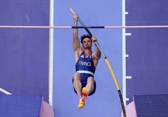 Image for story: Internet abuzz as pole vaulter's crotch costs him Olympic medal