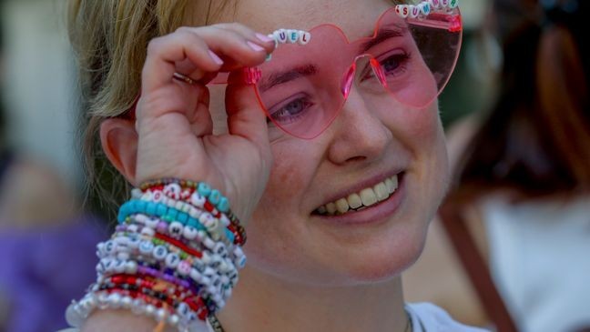 Jenny from Vienna trades bracelets in the city centre in Vienna on Thursday, Aug.8, 2024. Organizers of three Taylor Swift concerts in the stadium in Vienna this week called them off on Wednesday after officials announced arrests over an apparent plot to launch an attack on an event in the Vienna area such as the concerts. (AP Photo/Heinz-Peter Bader)