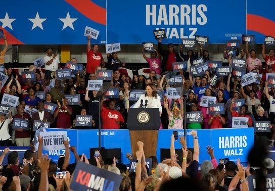 Image for story: Kamala Harris and Tim Walz court UAW members in key Michigan campaign stop